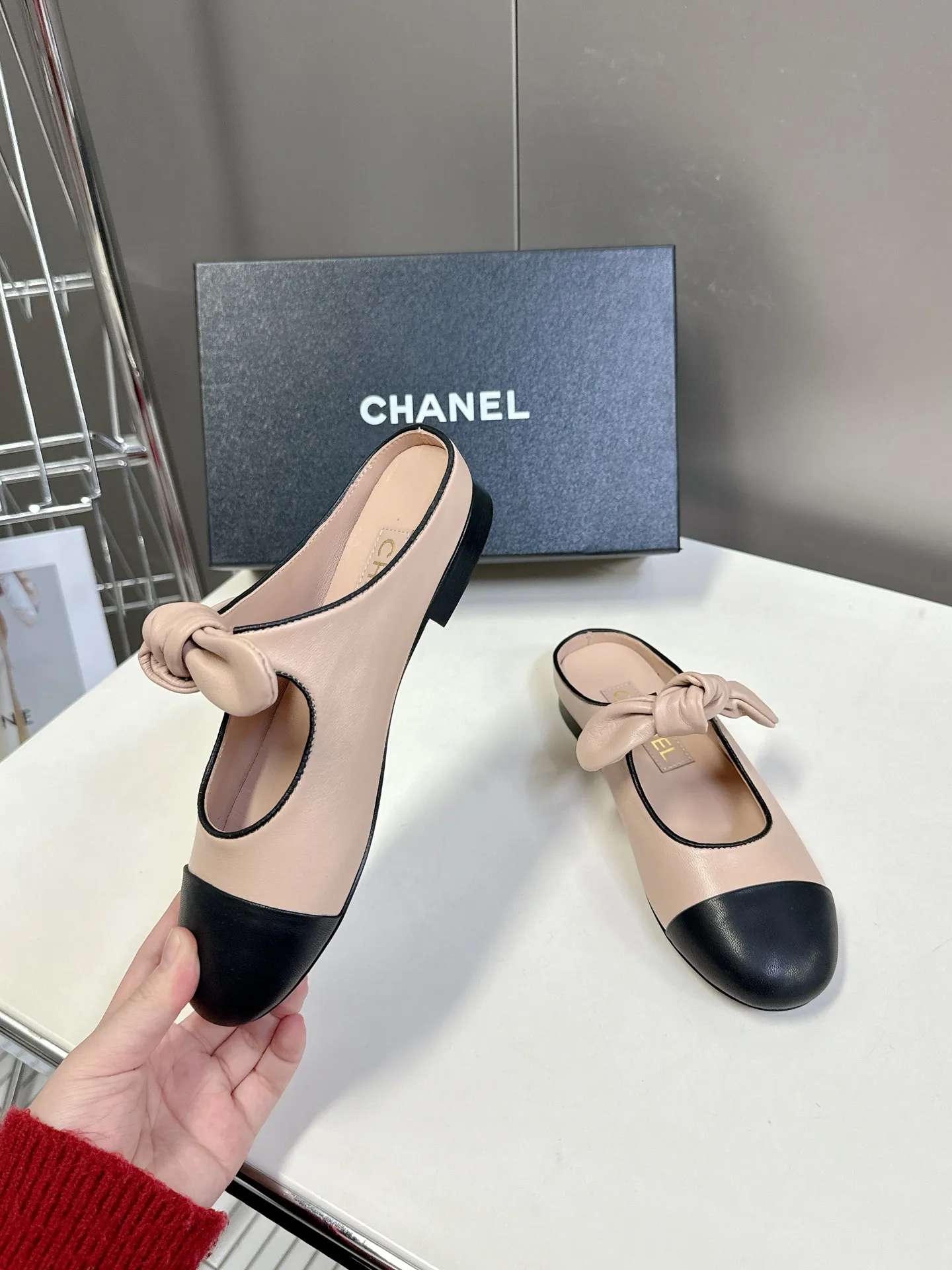 👟👟Ex-factory price 540👟👟 CHANEL Chanel Bow Elastic Strap Flat Shoes Bow Mary Jane shoes are so popular at first sight that you can wear them freely according to the weather changes! Put on socks to instantly transform into cute shoes for spring and summer! Transform into a magical princess in seconds 👸The upper is made of mixed sheepskin and tiptoe silk sheepskin. The foot feels super comfortable. The leather is very soft and skin-friendly. The genuine leather outsole imported from Italy Size: 35-41 (40 41 customized)